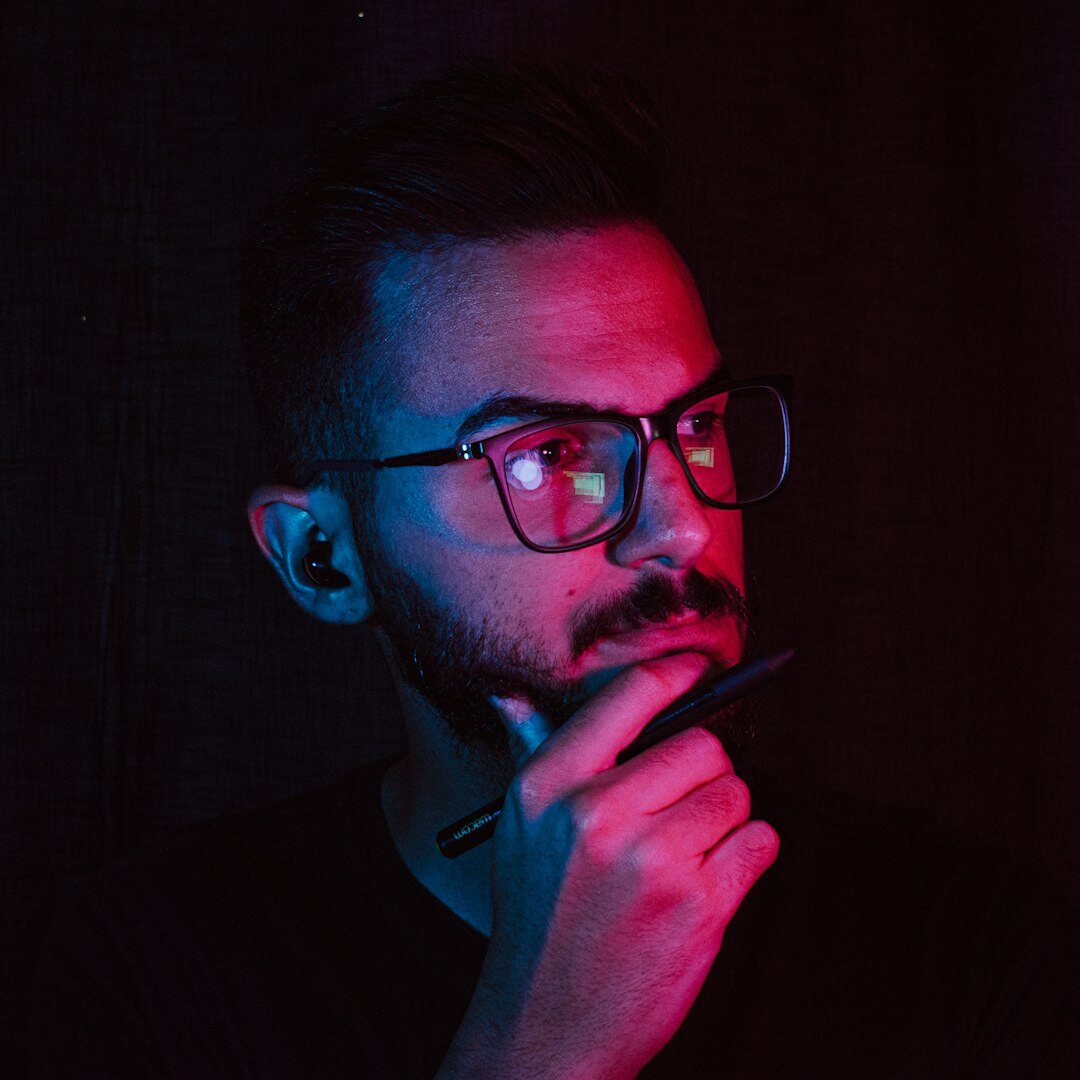 Tech journalist man with glasses